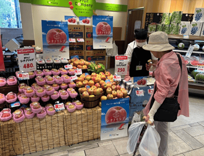 P8下 写真②リンゴ宣伝会.png