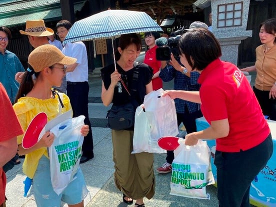 ②参拝者にお裾分け.JPG