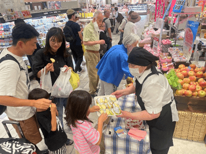P8下 写真①リンゴ宣伝会.png