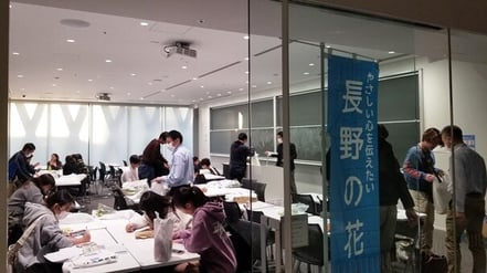 WEB写真9：近畿大学　花の意識調査の様子.jpg