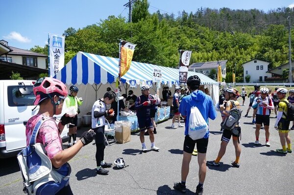自転車レースできのこ汁振る舞い