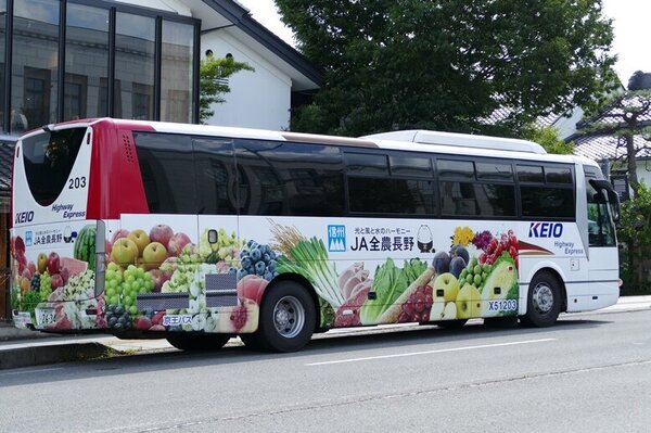 農産物ラッピング高速バス運行