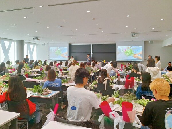 近畿大学で「花贈り体験イベント」