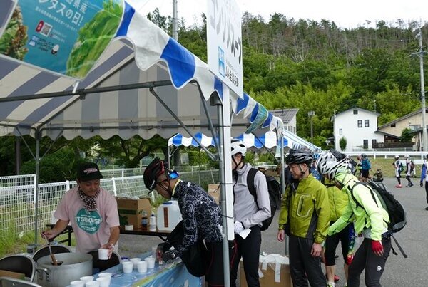 自転車レースでレタスときのこのスープ振る舞い