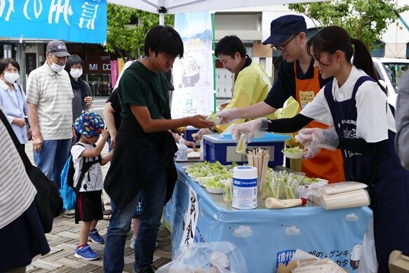 松本駅前で農産物をPR
