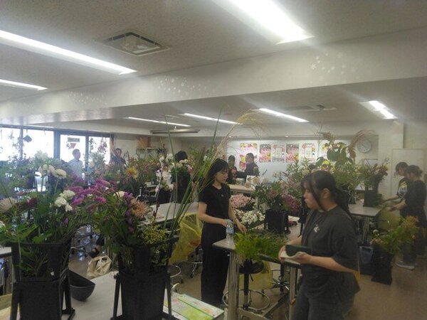 名古屋の専門学校で花育授業