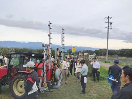 リンゴ高密植栽培に向けた農業機械実演会を開催