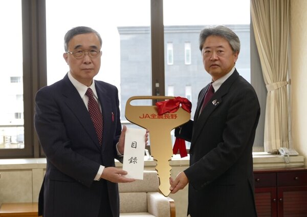 厚生連に福祉車両を寄贈