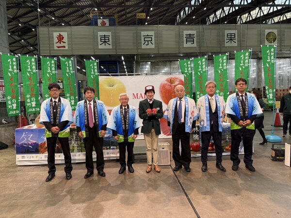 安曇野特産「サンふじ」のトップセールスを開催