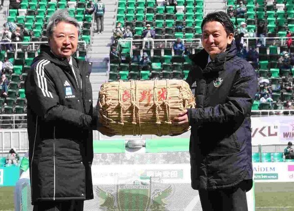松本山雅ＦＣにミニゴールと長野米を贈呈