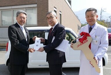 厚生連に福祉車両を贈呈
