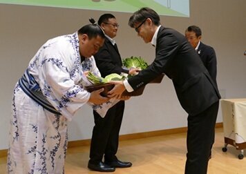 P10上_写真①出羽海部屋.jpg
