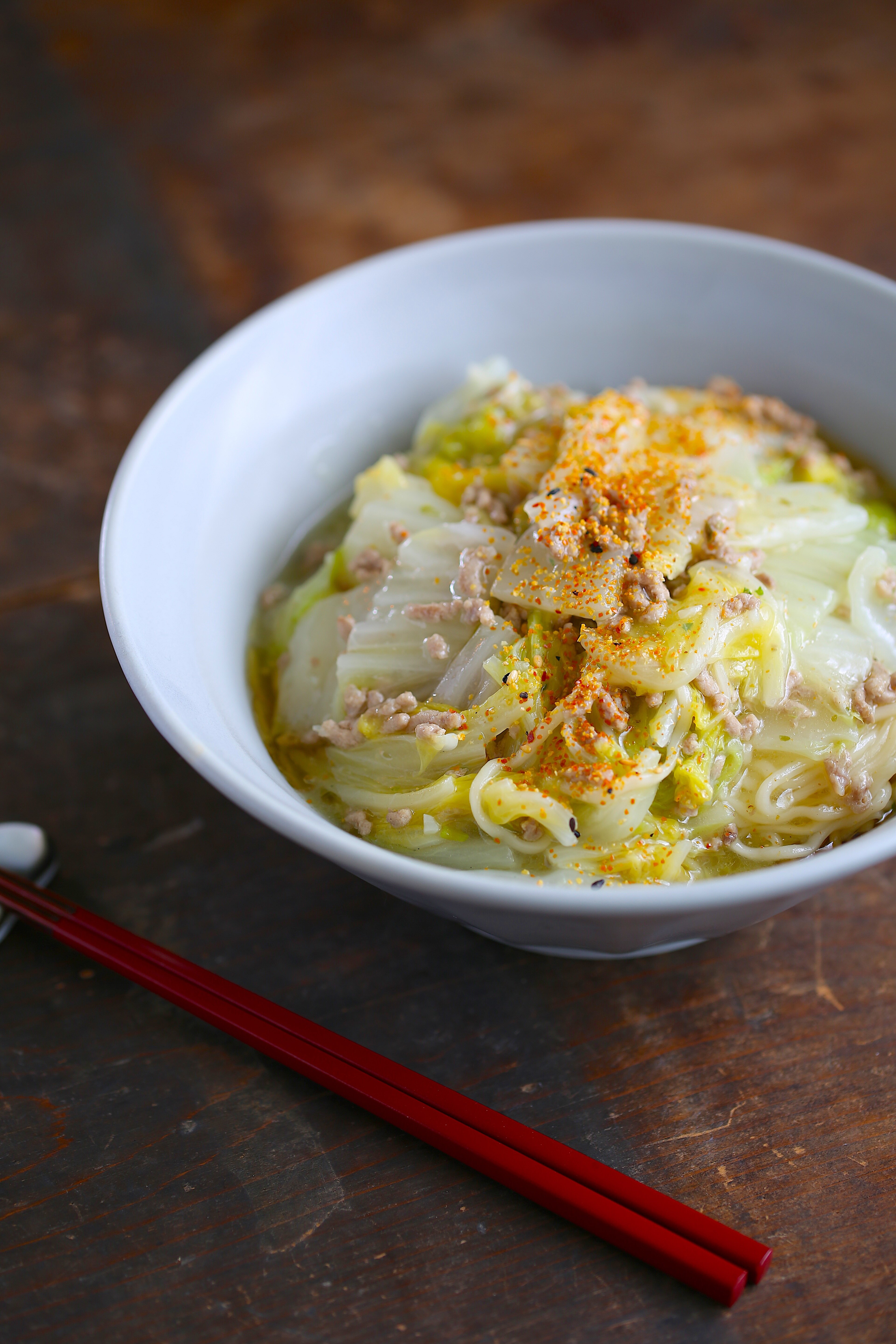 白菜と豚ひき肉を使ったピリ辛あんのラーメン