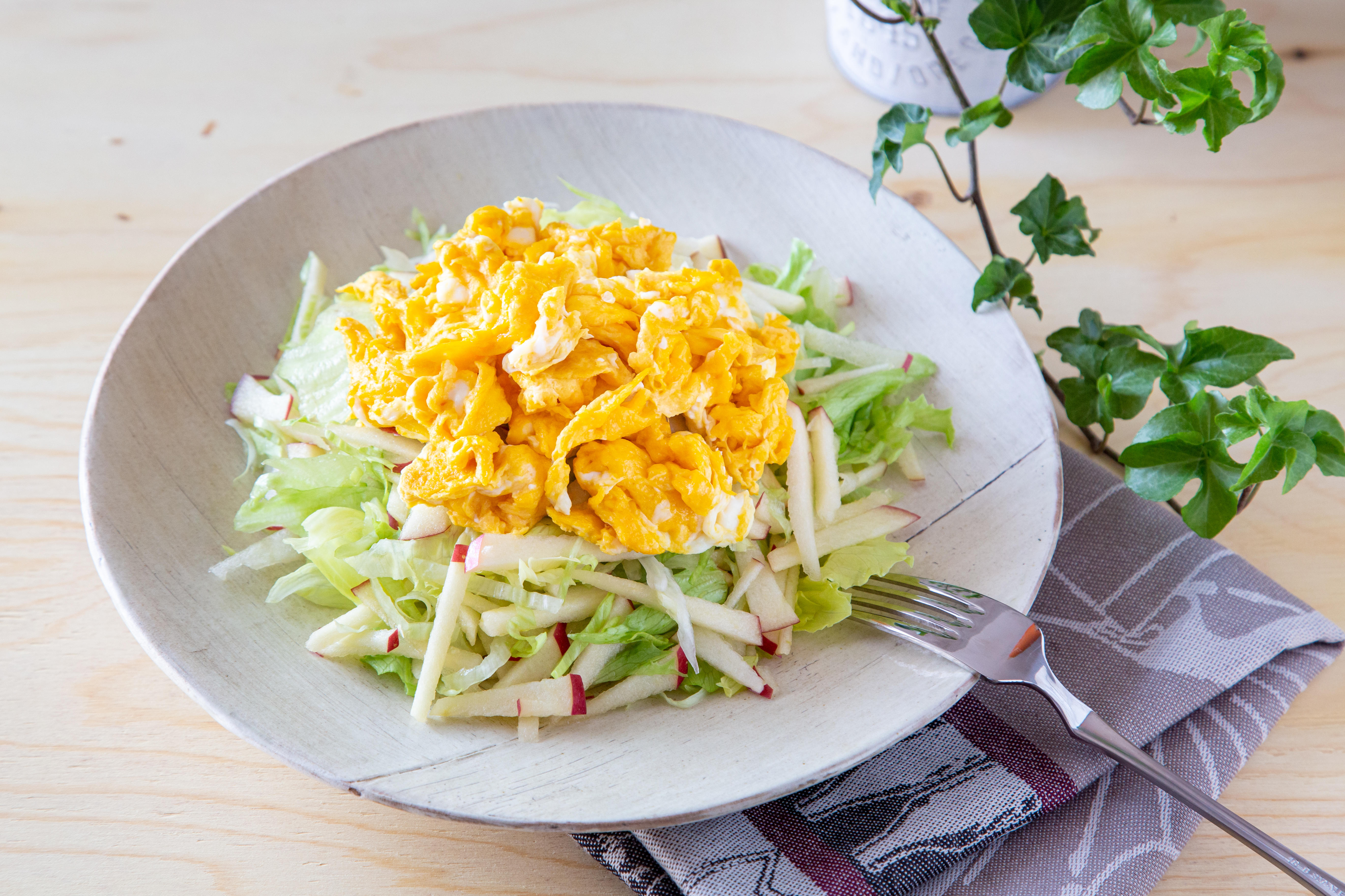 朝食に◎！レタスとりんごのエッグサラダ