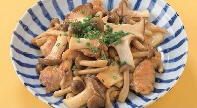 たっぷりきのこと鶏肉のぽんバター炒め