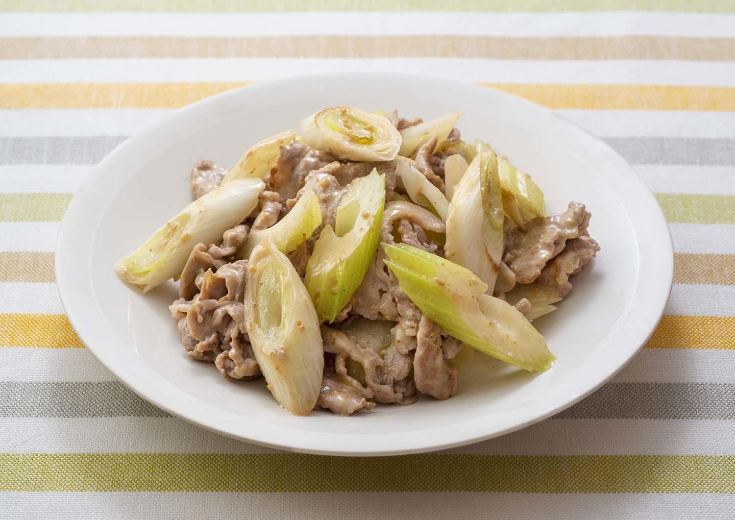 セルリーと白ねぎと豚肉の深ごま炒め