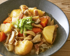 きのことベーコンとじゃがいもの煮物