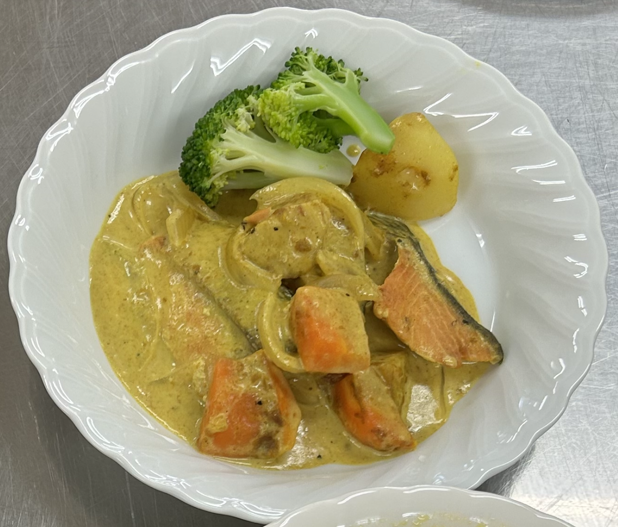 スパイシー！鮭のカレーミルク煮込み