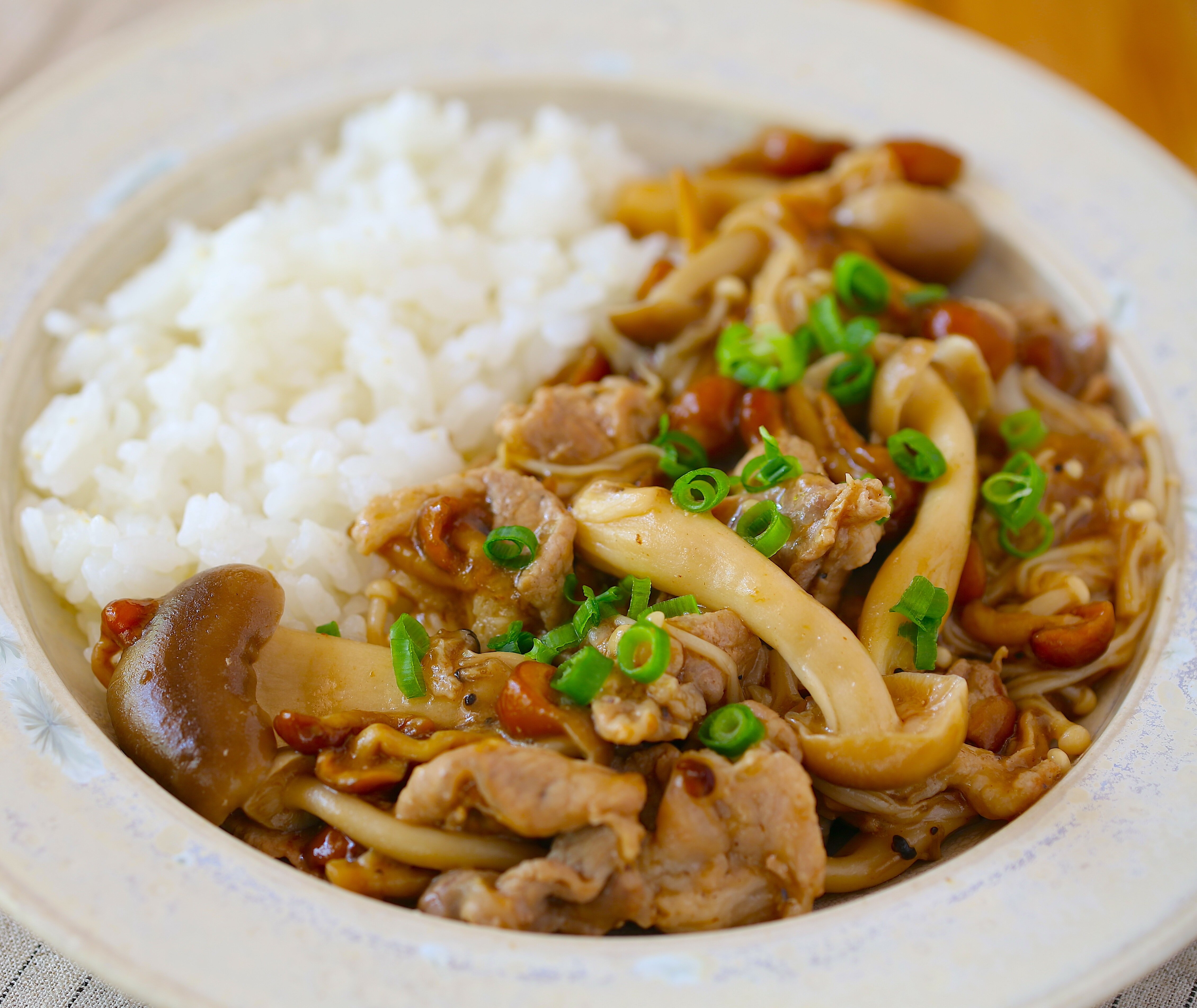 きのこと豚肉のあんかけ丼