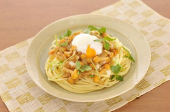 温泉卵となめこおろしのパスタ