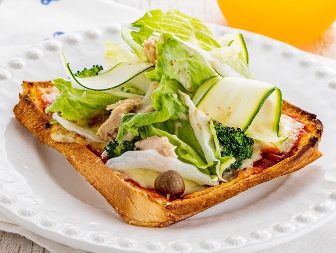 食パンで作るしゃっきり野菜のサラダピザ